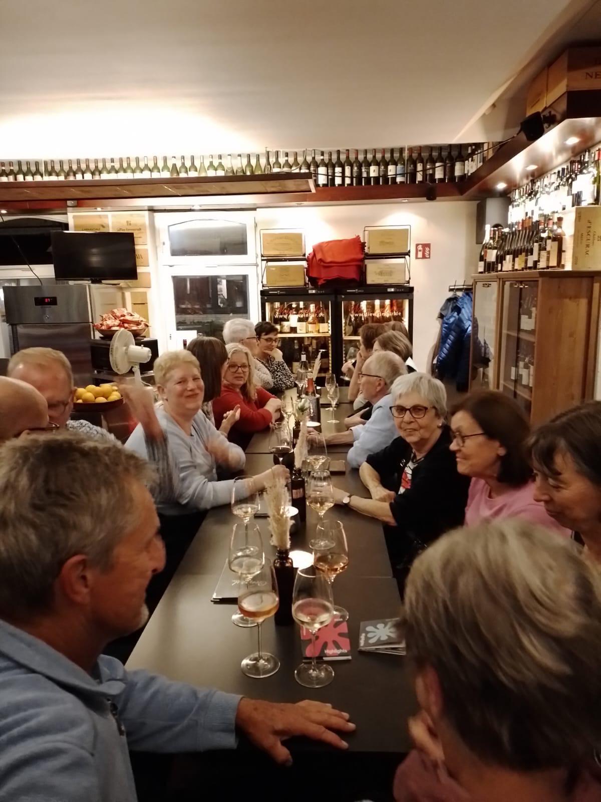 ...in einer Weinkneipe, in der wir nicht nur feine Weine etc. zu trinken bekamen, sondern auch...
