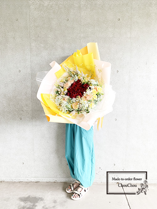 プロポーズ　12本の赤薔薇とイエローの薔薇の花束　order no 220804