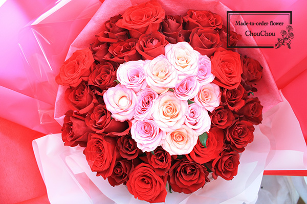 プロポーズ　１２本のピンクの薔薇を赤薔薇で囲った４０本の花束　order no 220901