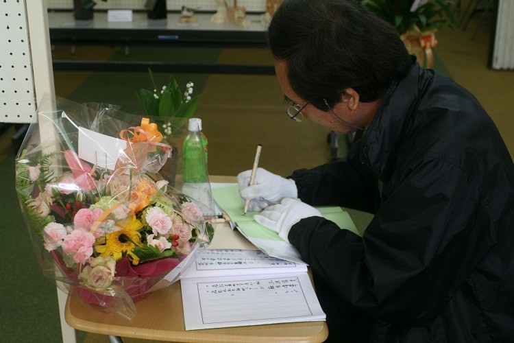 著書にサインをする後藤さん。