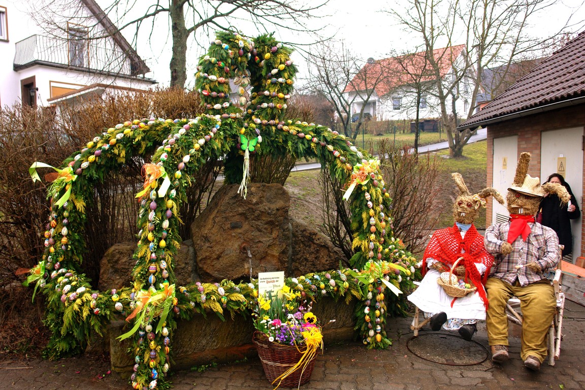 Der fertig geschmückte Osterbrunnen