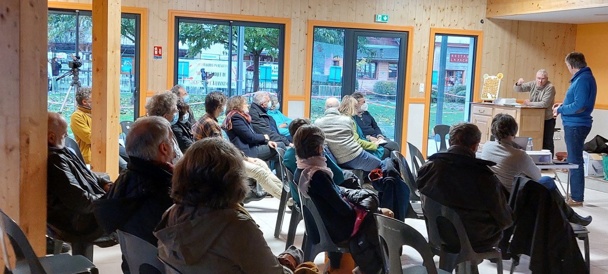 Un public fortement intéressé à Pau / Emmaüs.