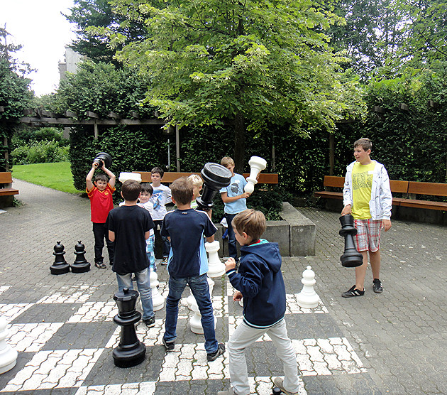 Photo Ferien-Schach 2012, Gartenschach im Pelikan Park