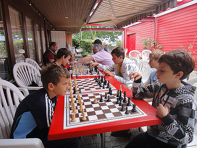 Photo Ferien-Schach 2012, vor dem Restaurant Weiher