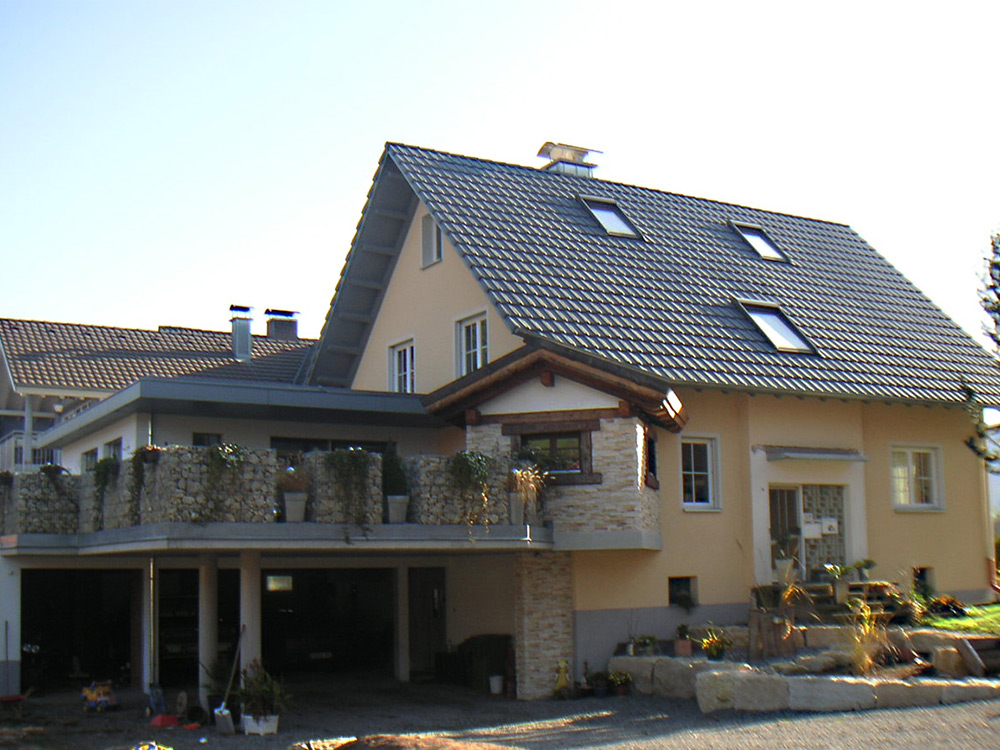 Altbausanierung mit Anbau und Holzbalkendecke. Dachfenster sowie gedämmt und Dach neu eingedeckt.