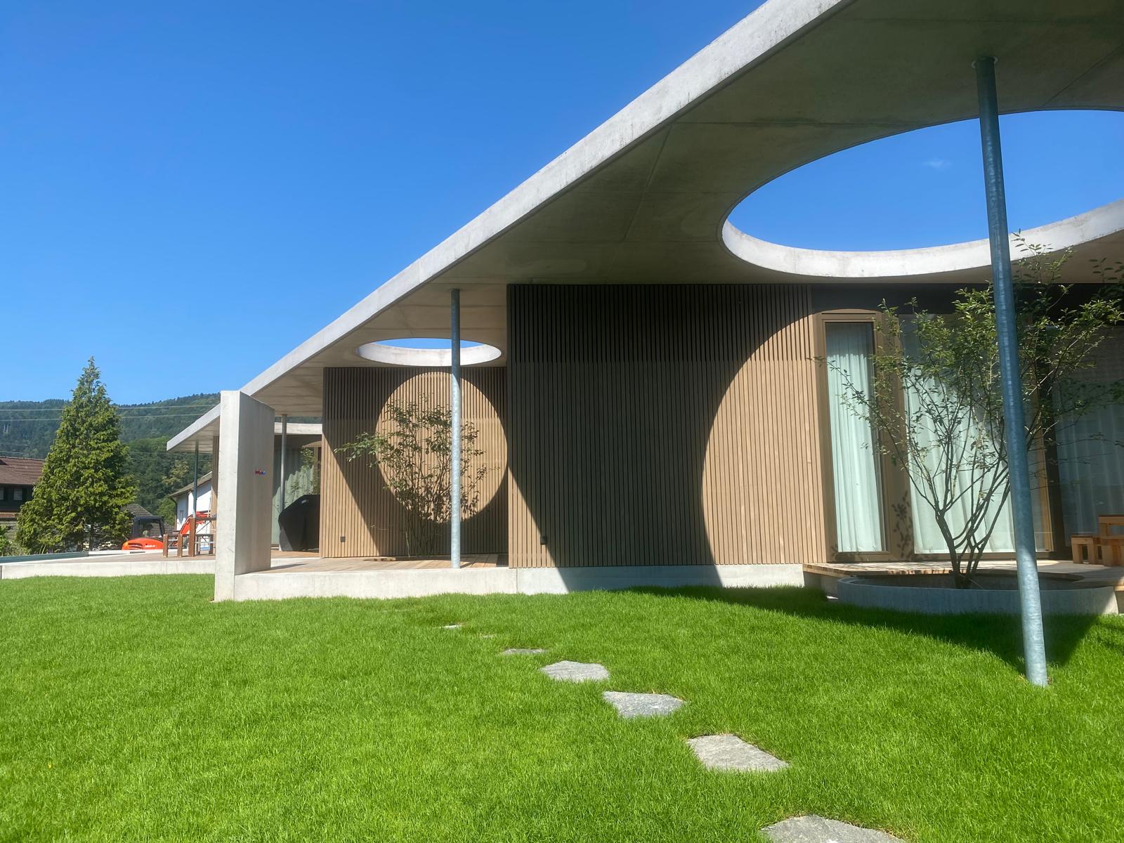 Wärmedämmverbundsystem (WDVS) mit Holzschalung an Neubau aus Stahlbeton