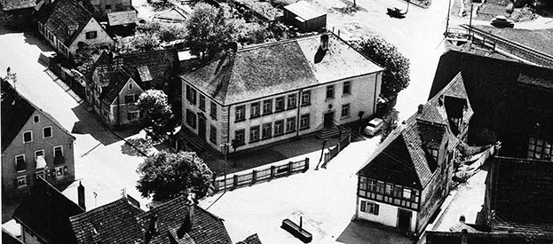 Die ehemalige Volksschule - jetzt das Rathaus