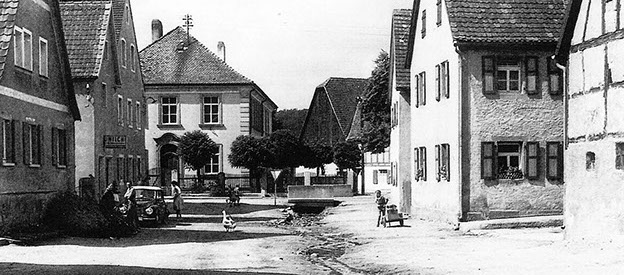 Sandstraße mit einem noch nicht verrohrtem Sandbach um 1950