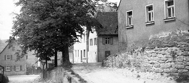 Die frühere Walpertgass - jetzt Dettendorfer Strasse mit den Anwesen der Familien Schnees und Geißdörfer