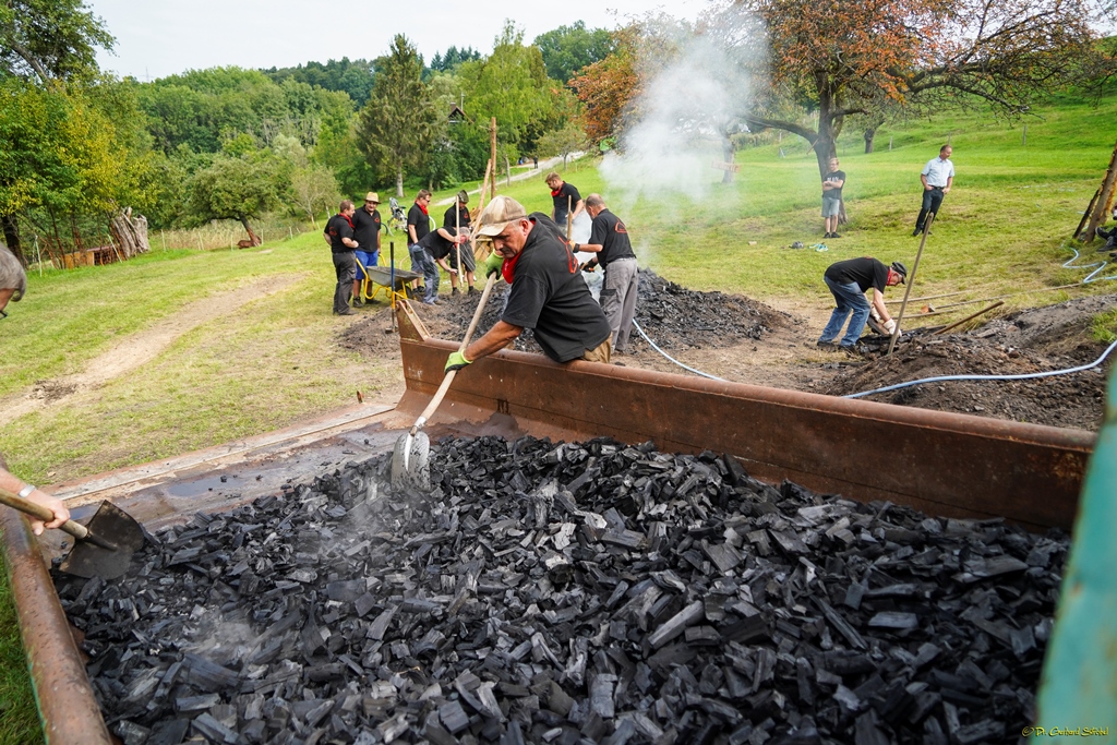 Die Holzkohle wird zum Abkühlen ausgebreitet