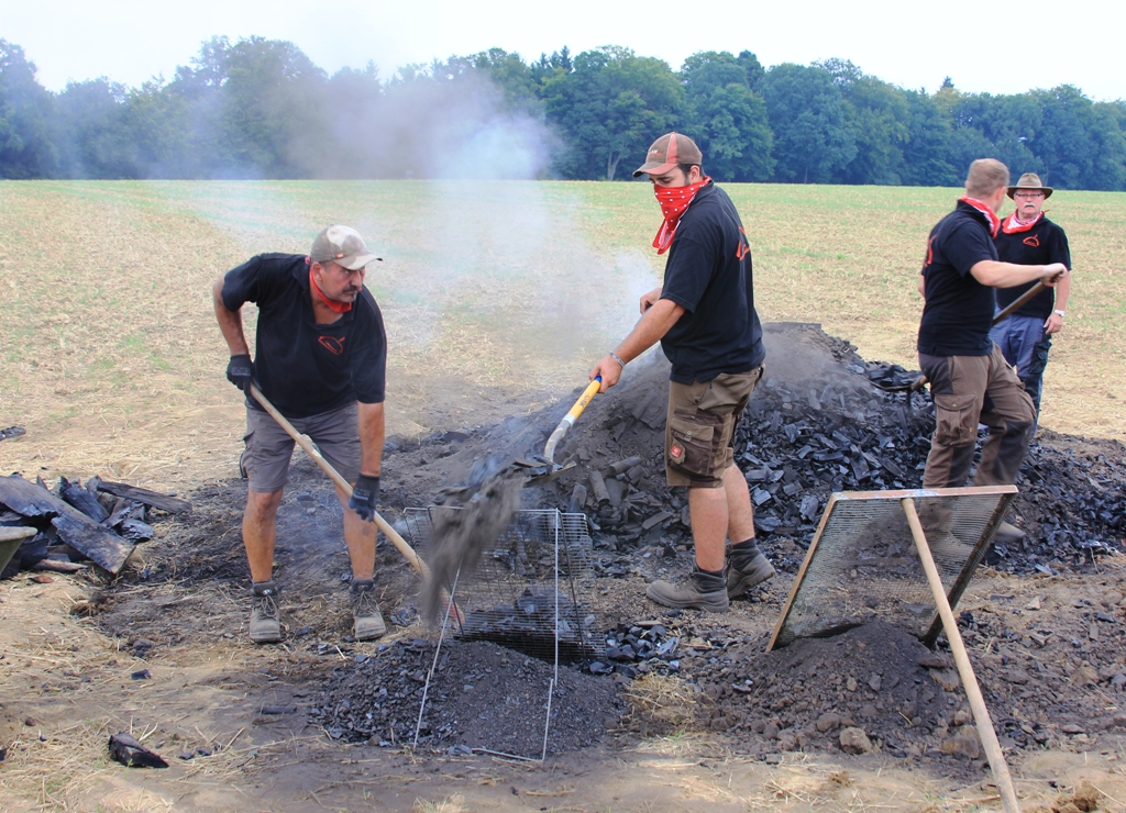 Die Holzkohlestücke nach Größe gesiebt ...