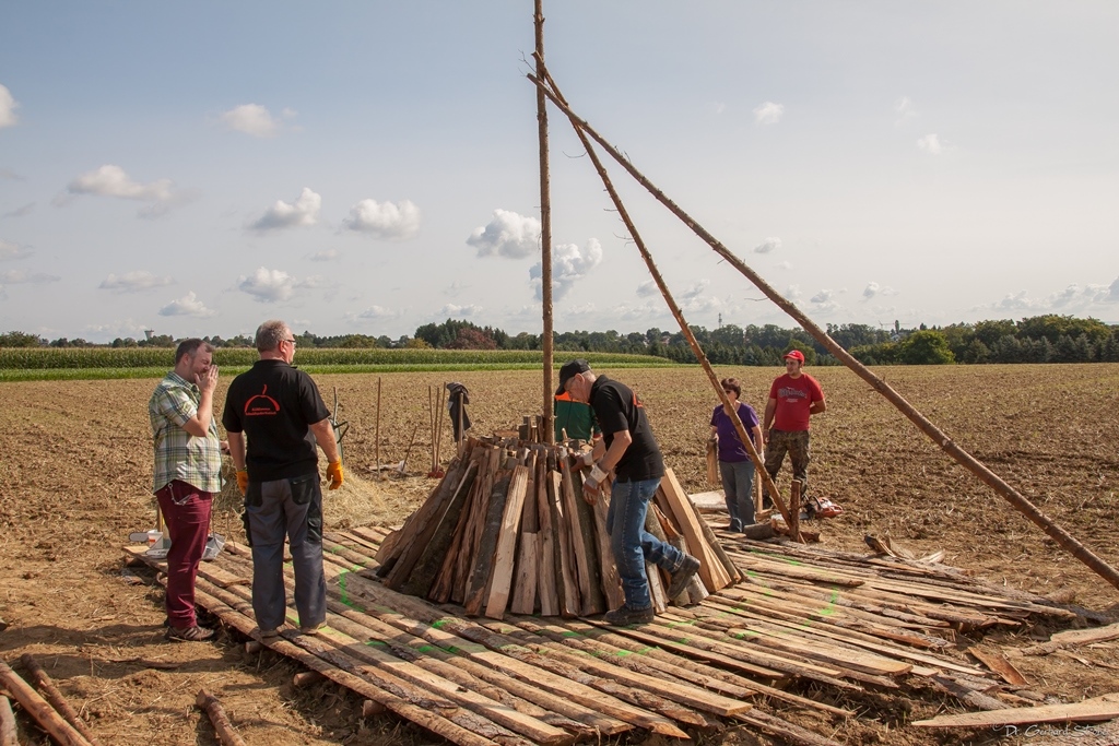 Um die "Richtstange" wird der Holzkohle-Meiler aufgeschichtet