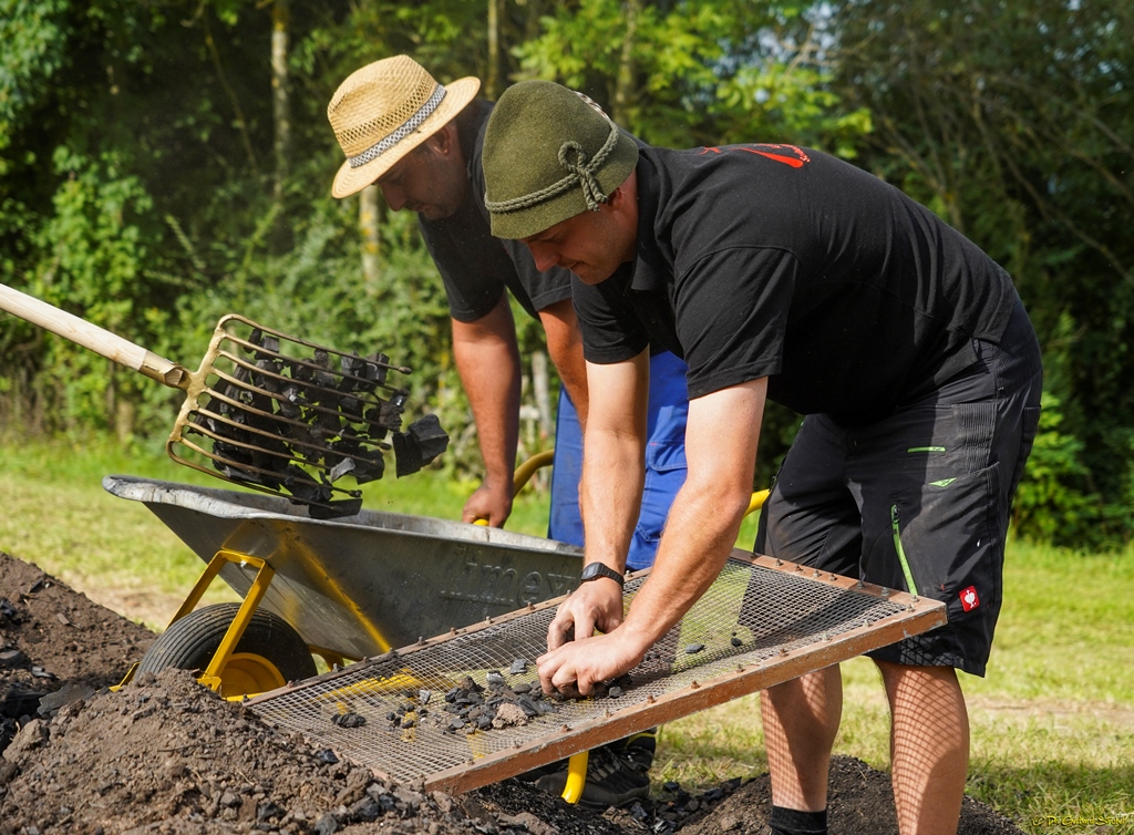 Die gute Holzkohle wird von der künftigen "Lösche" getrennt