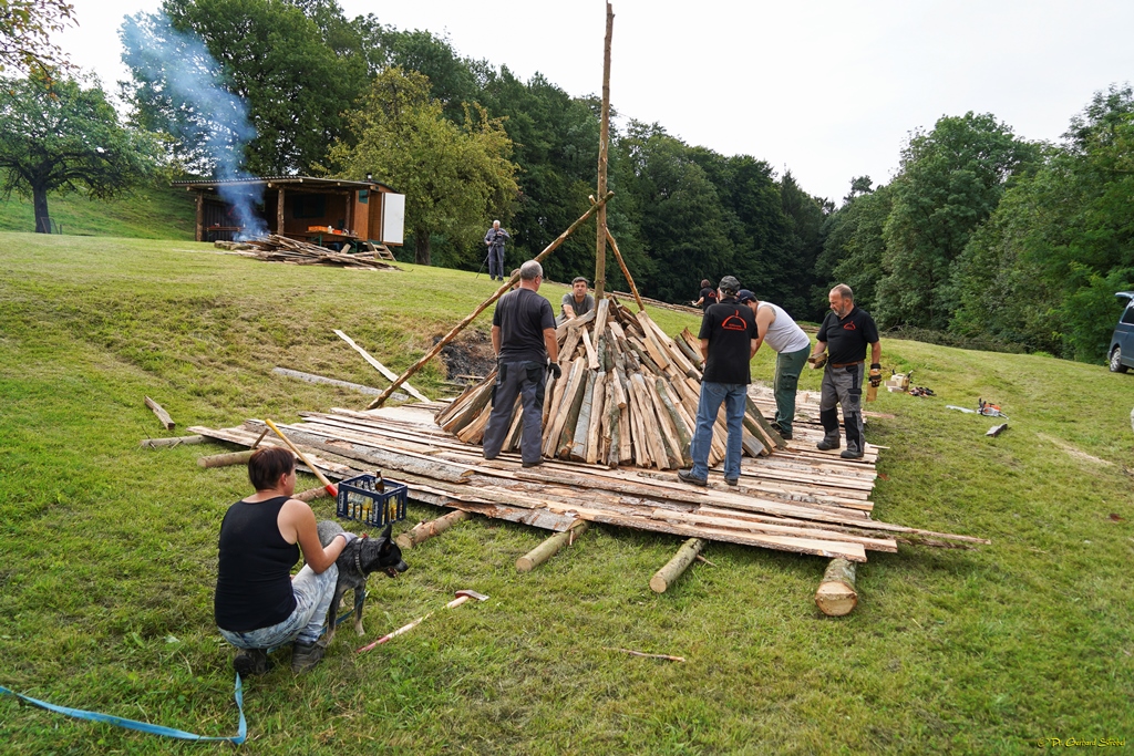 Das Innere des Kohlenmeilers ist aufgeschichtet.