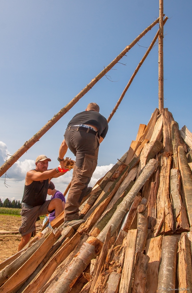 Um die "Richtstange" wird der Holzkohle-Meiler aufgeschichtet