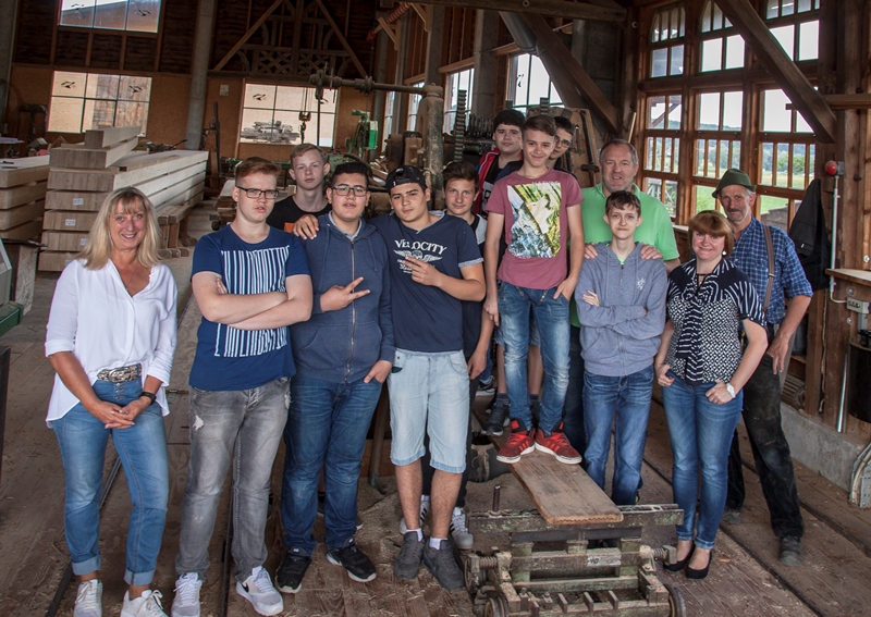 Gruppenbild mit Damen: Die Schüler, links: Karin Paletschek-Cornau von der Beruflichen Bildung gGmbH, von rechts: Markus Kälber, Frau Airich (Vorsitzende Förderverein) und Rektor Jochen Nossek 