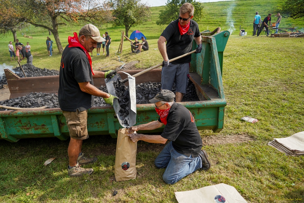 Die Holzkohle wird in Säcke verpackt