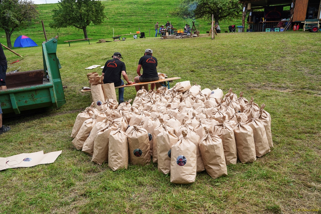 Das Ergebnis: 263 Säcke oder rund 1 Tonne Holzkohle