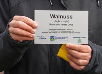 Dieses Schild erinnert an die Pflanzaktion