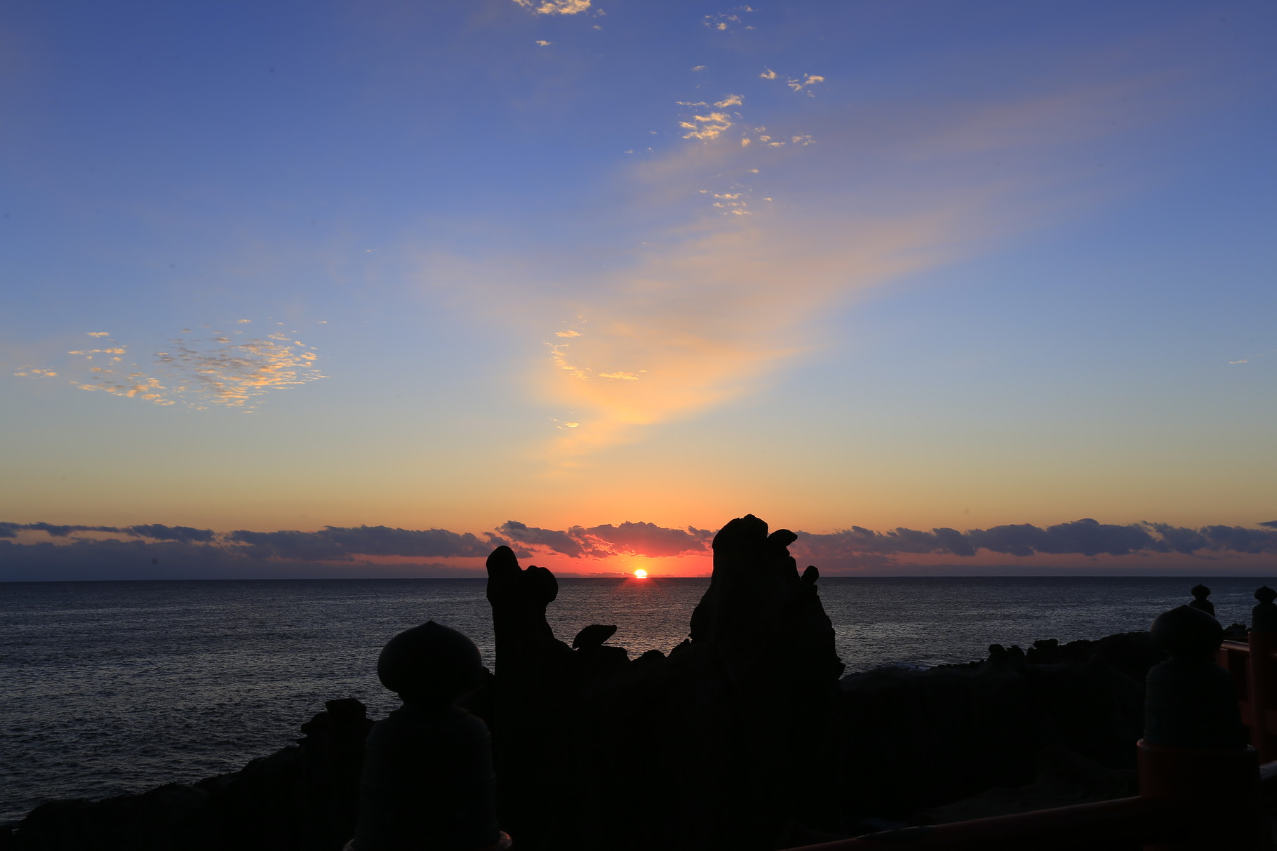 水平線から昇り出る朝陽 (鵜戸神宮)