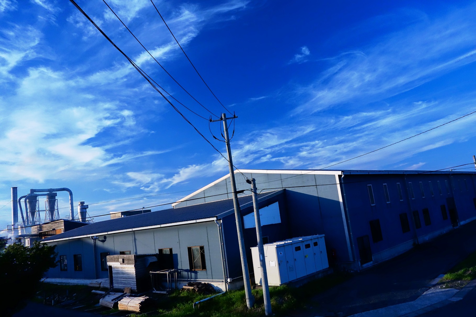 大空と工場