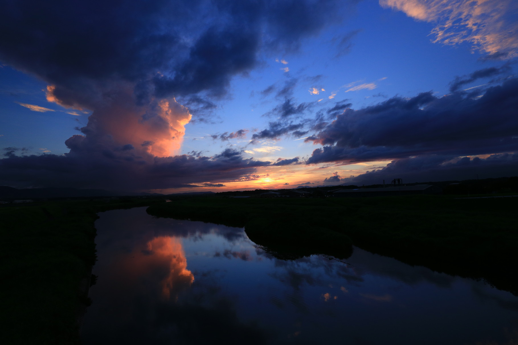 高良橋から臨む肝属川　水面から顔をのぞかせた迫力のある積乱雲