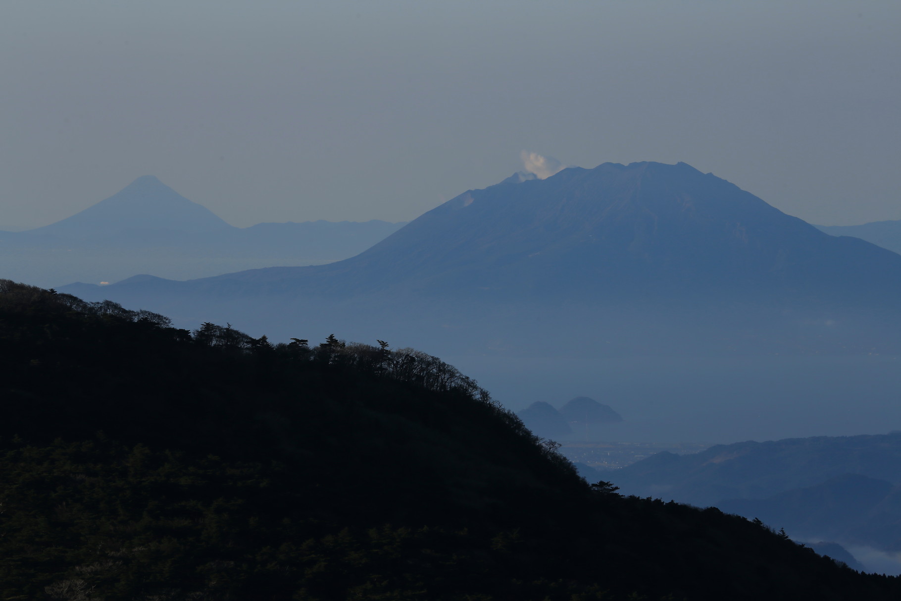 白鳥山山頂からは桜島と開聞岳を同時に眺められる