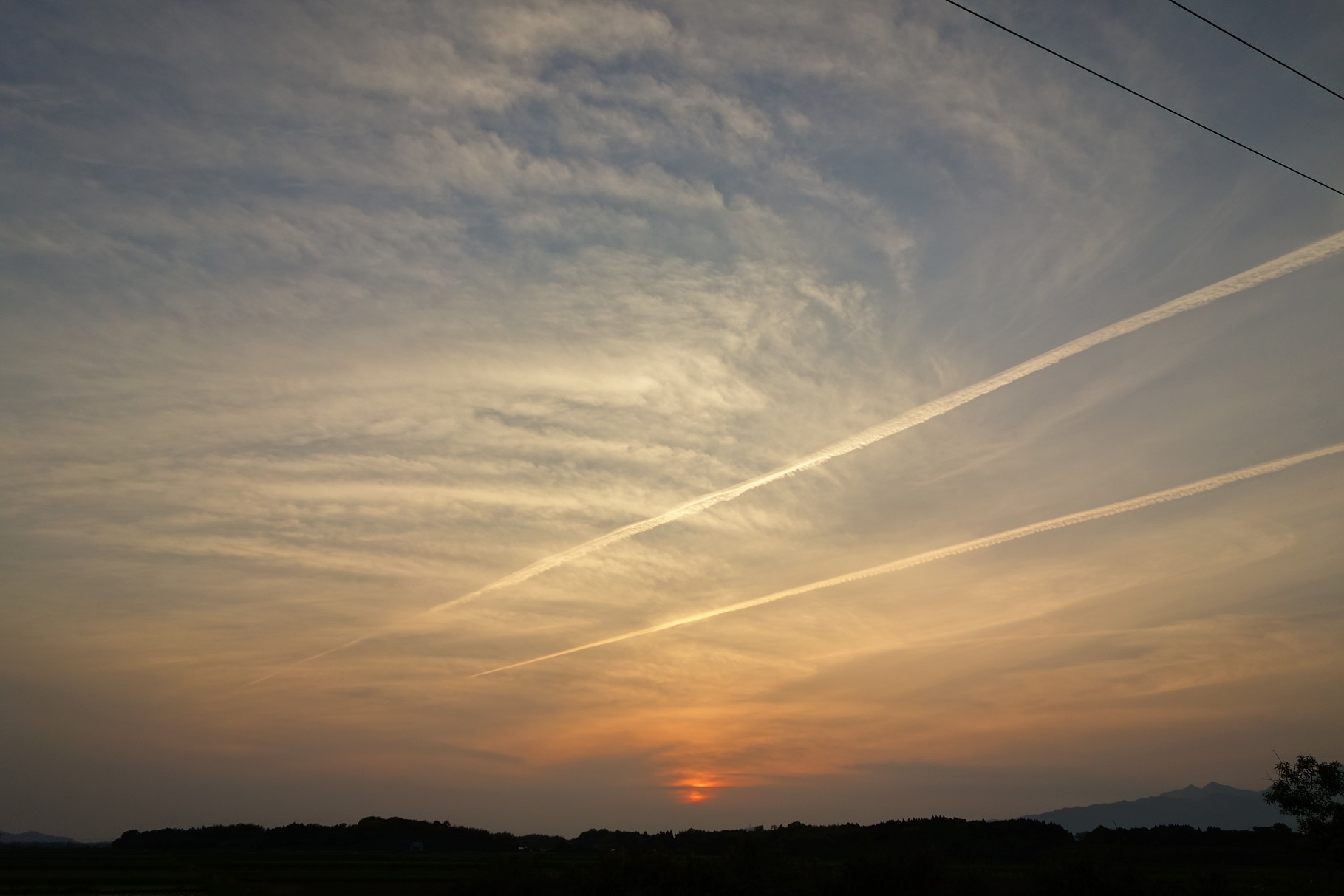 大空を駆ける　ジェット雲