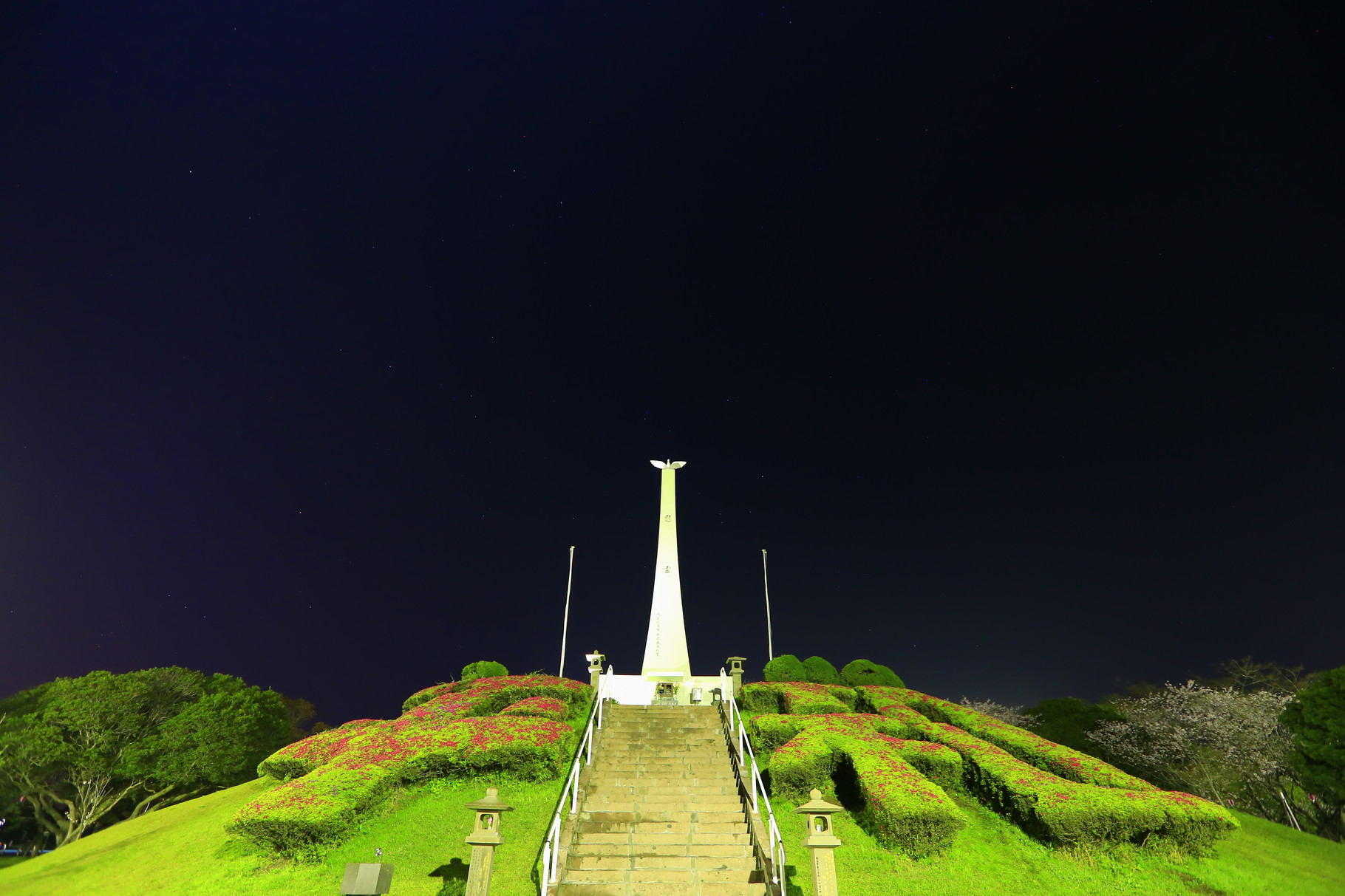 夜の幻想的な慰霊塔（鹿屋市串良平和公園）