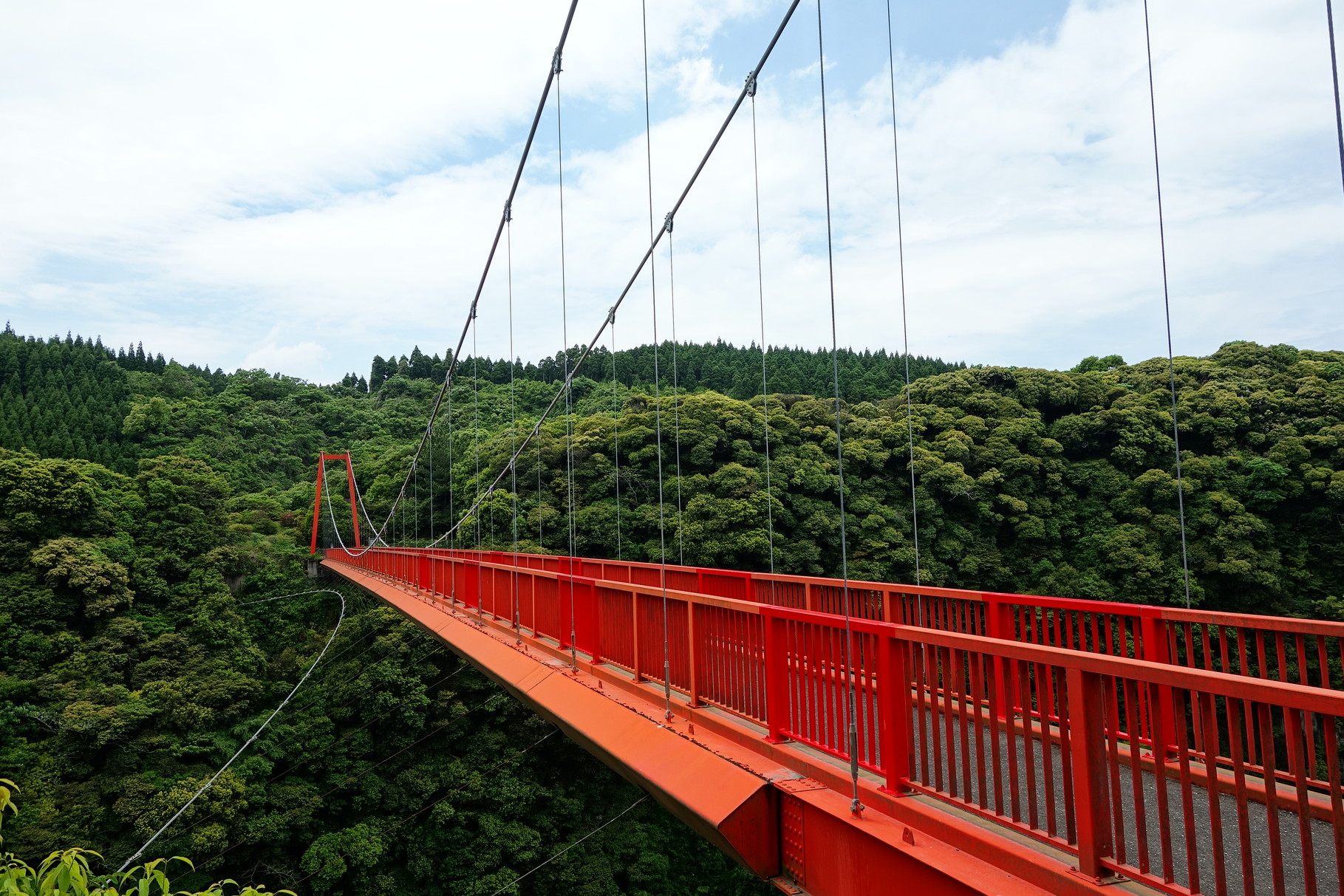 神川大滝公園（錦江町）：虹の吊橋・大滝橋　高さ68メートル。全長130メートルの空中散歩が楽しめます