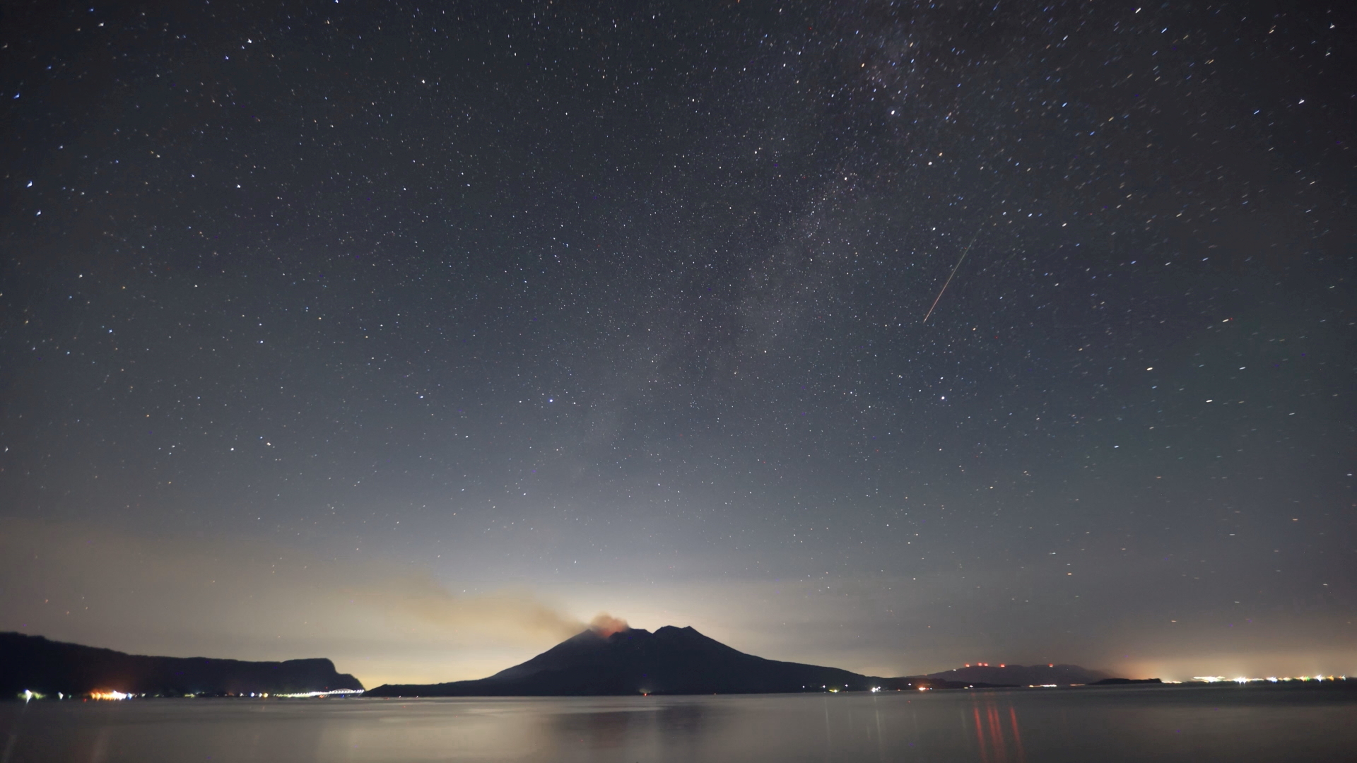桜島と流れ星(8月15日 垂水市)