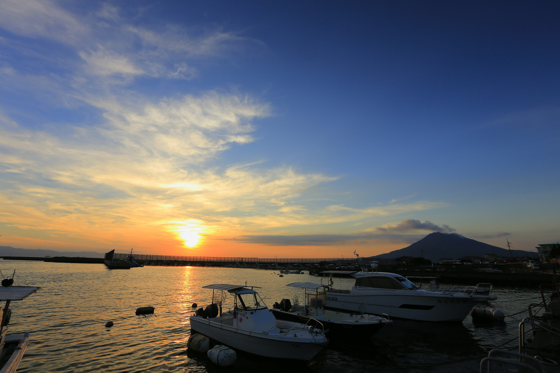沈む夕陽と桜島（旧垂水港）