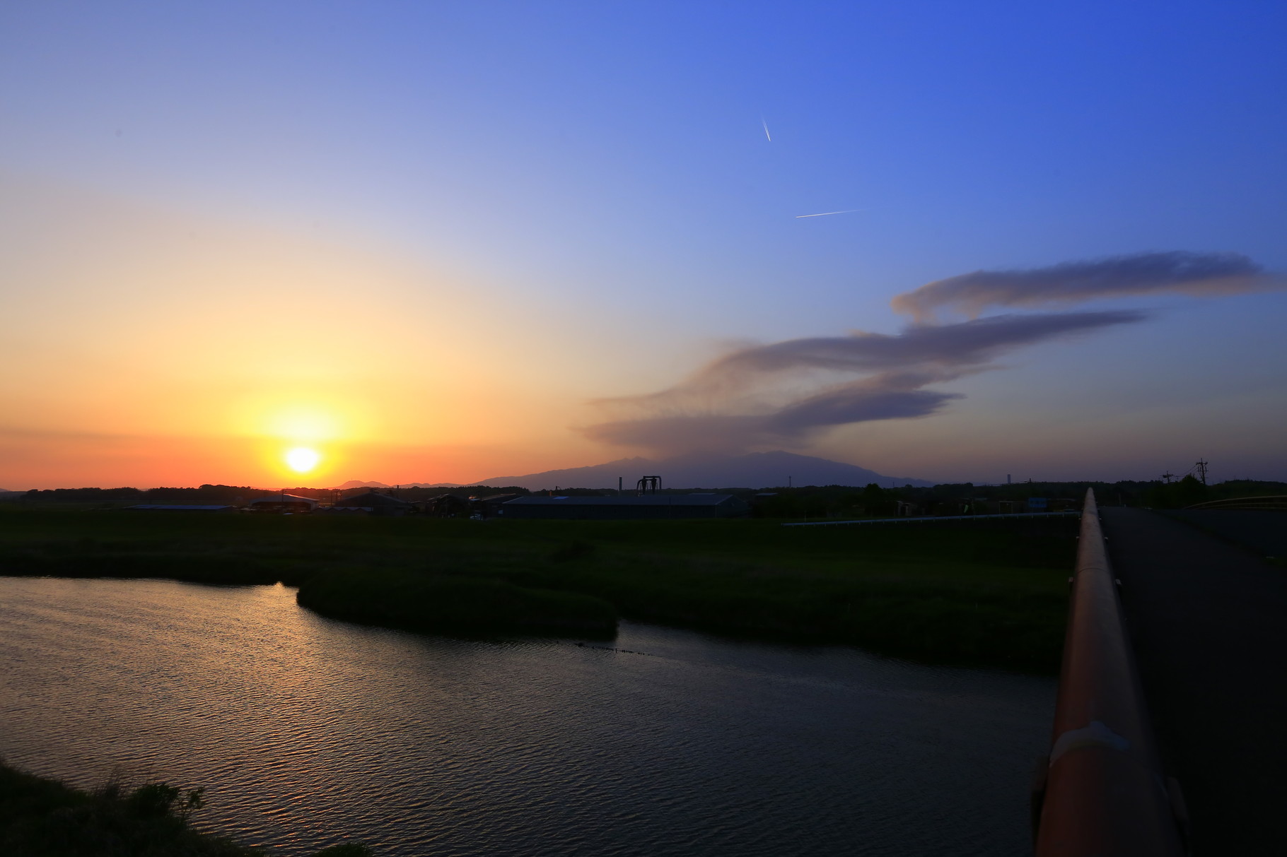 夕陽に包まれる会社と、桜島より噴出した灰の行方を眺める（山佐木材周辺）