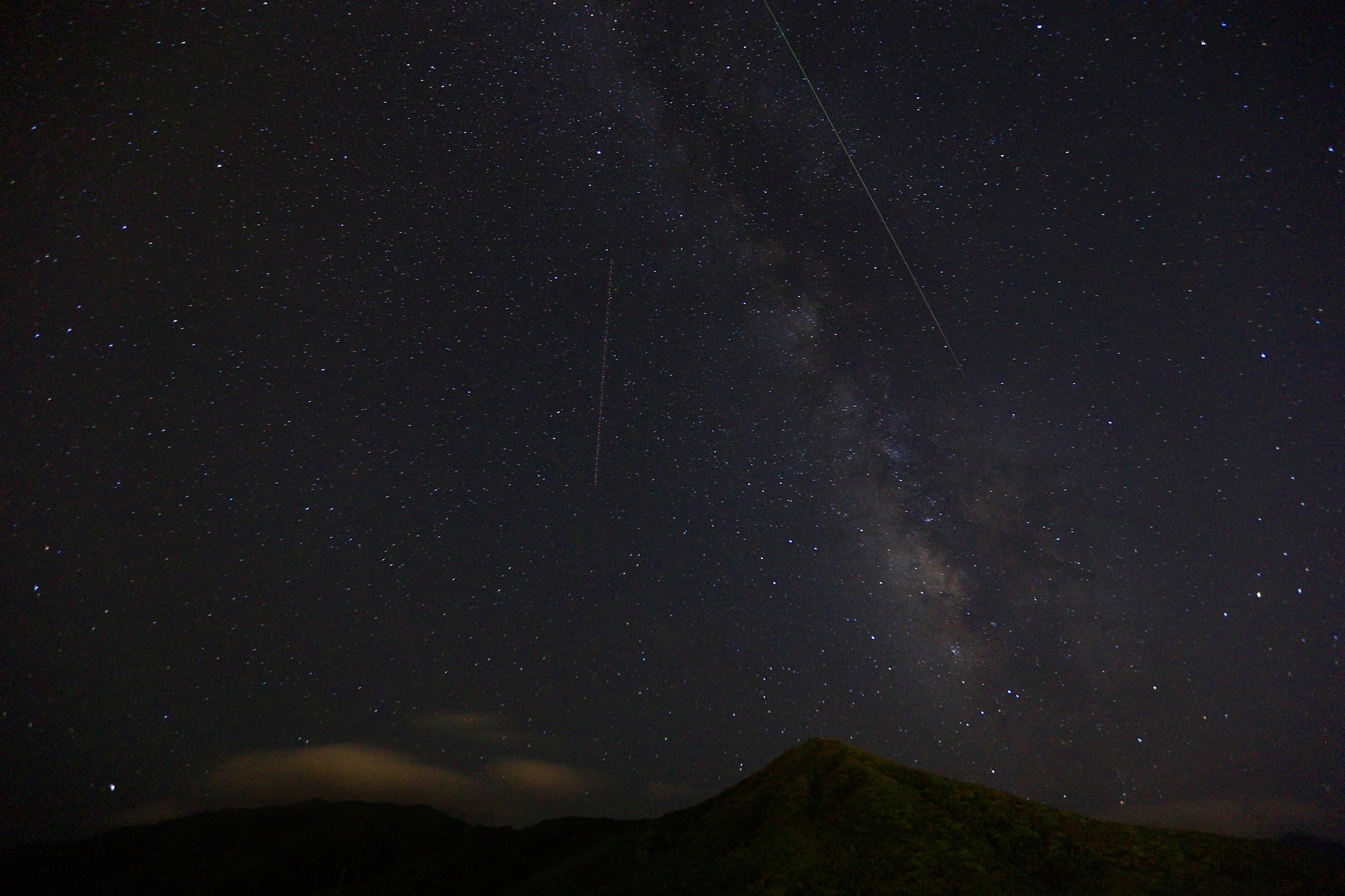 天の川に沿って飛んできたペルセウス座流星群（右の線）