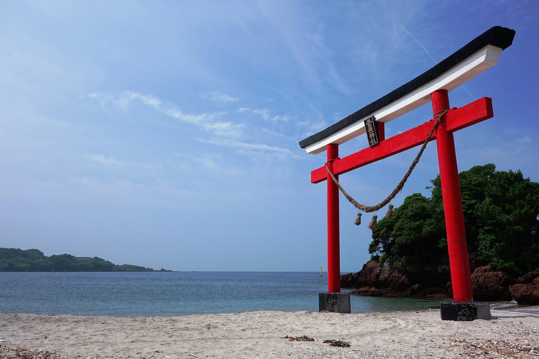 静かな海にたたずむ鳥居。（鹿屋市：荒平天神）