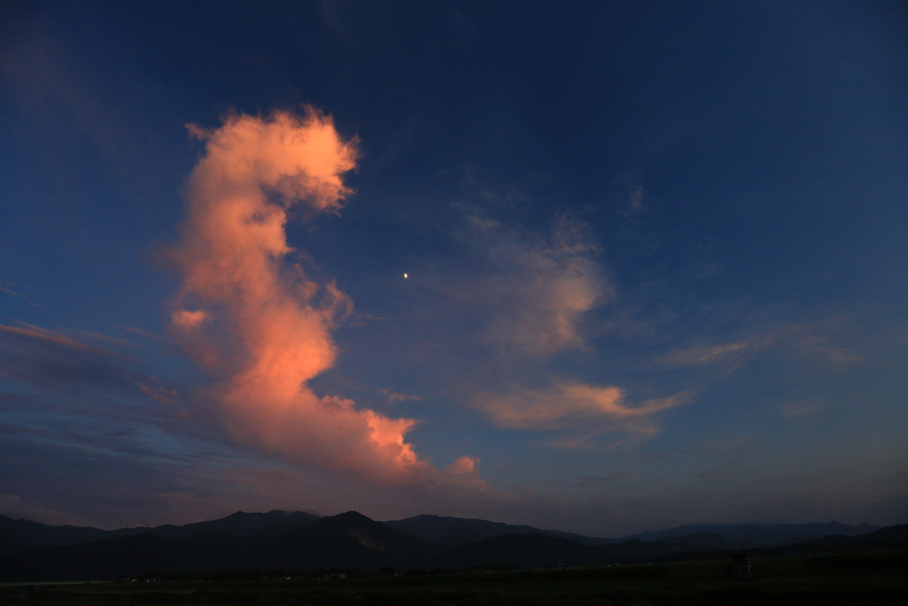 月と面白いカタチの雲