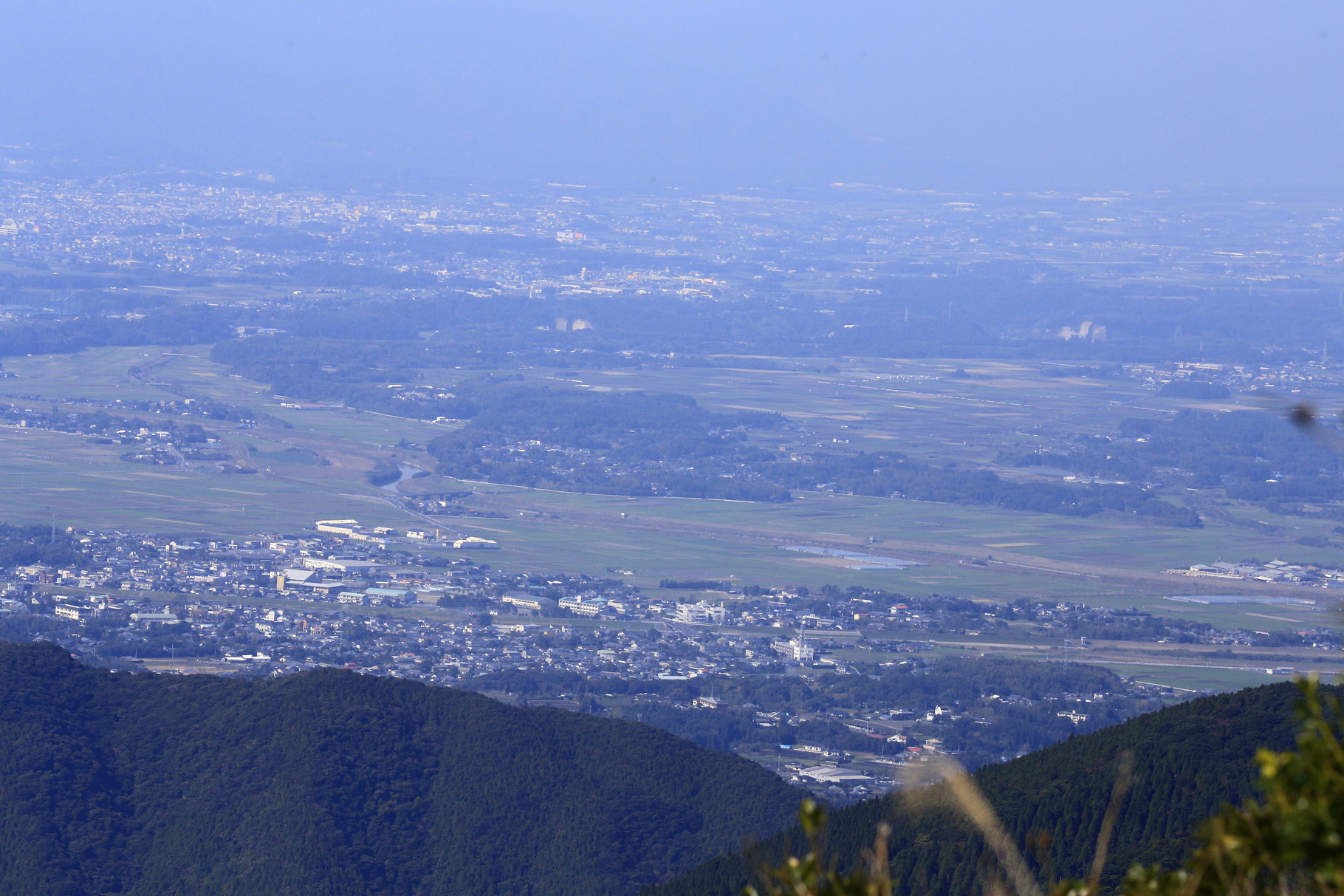 右下の山の上に当社工場を見つけた。国見山レーダ雨量観測所からの眺望（肝付町）