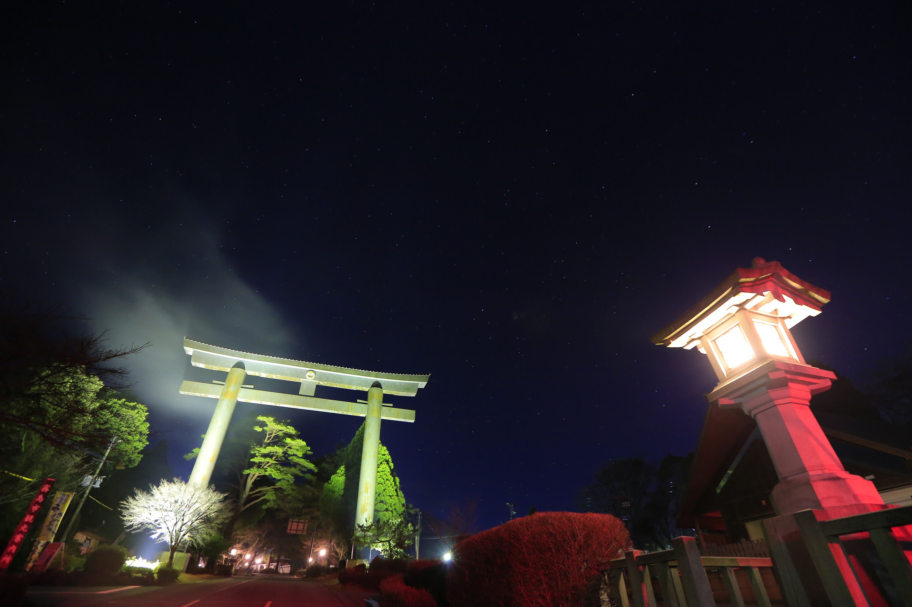 霧島神宮入り口の鳥居と星空（霧島神宮）