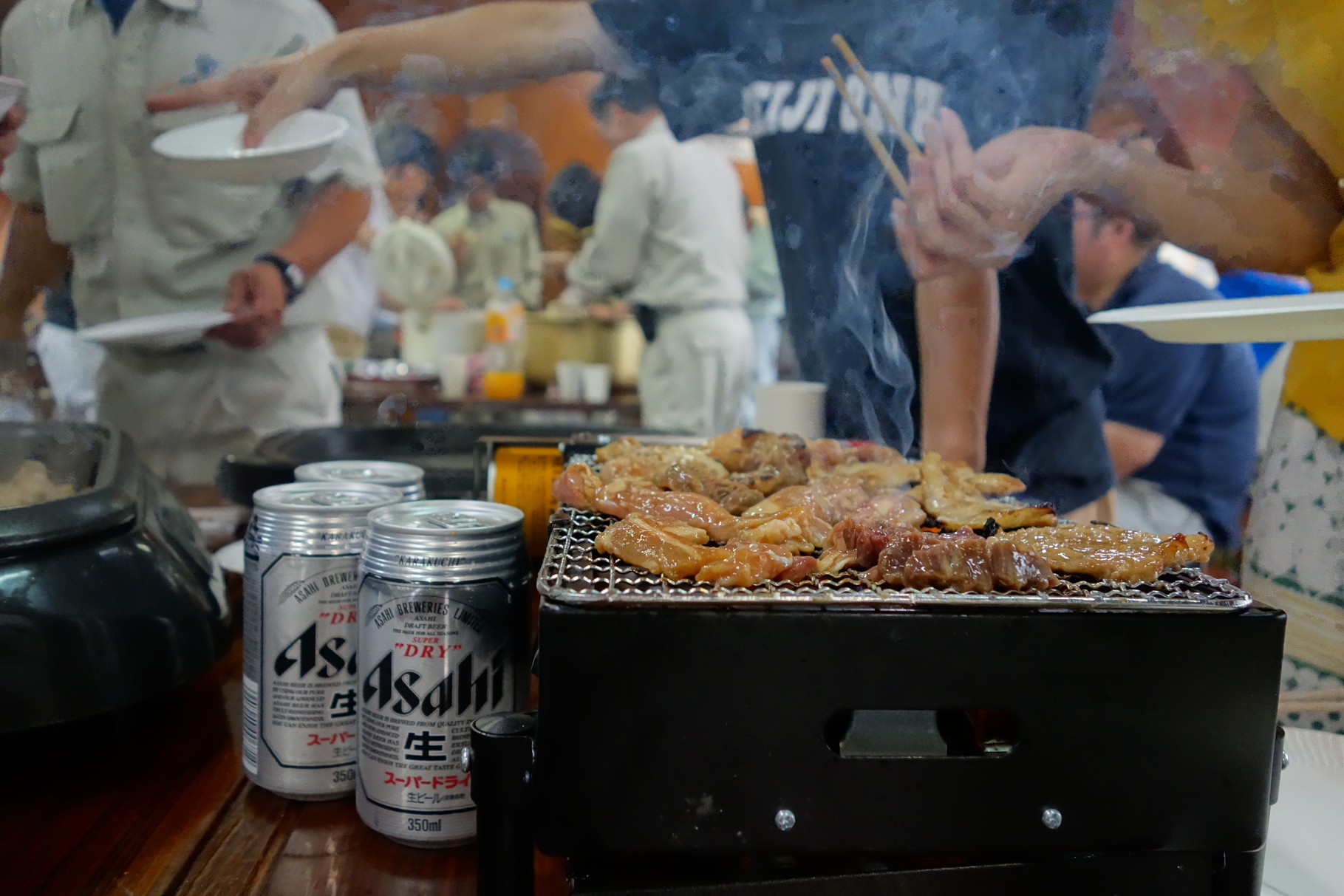 今回のメニューは「スタミナを付けて梅雨を乗り切ろう！」がテーマ。立ち上る煙が食欲をそそります。