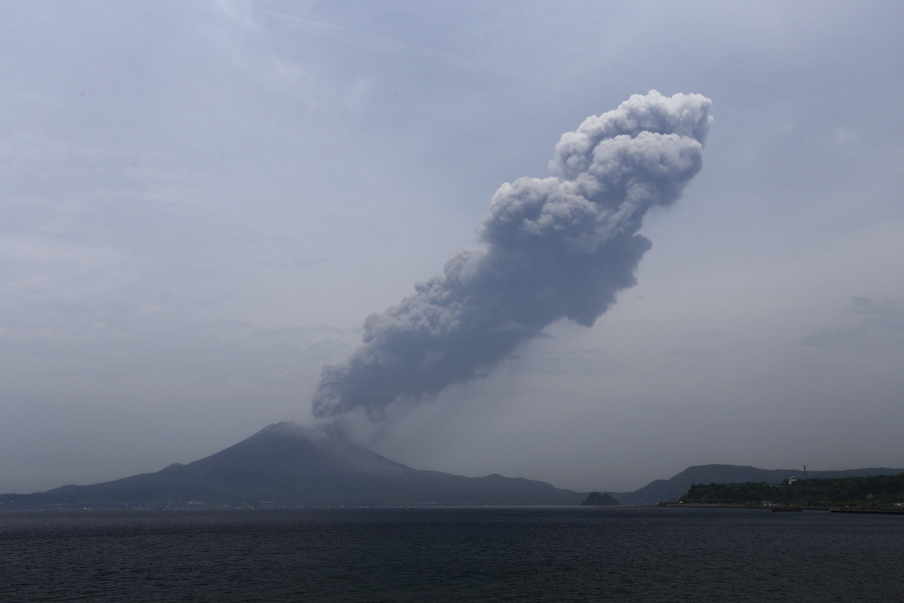 桜島火口上3,600mに達した噴煙（27年4月18日正午過ぎ）。今年385回目の爆発（垂水市）