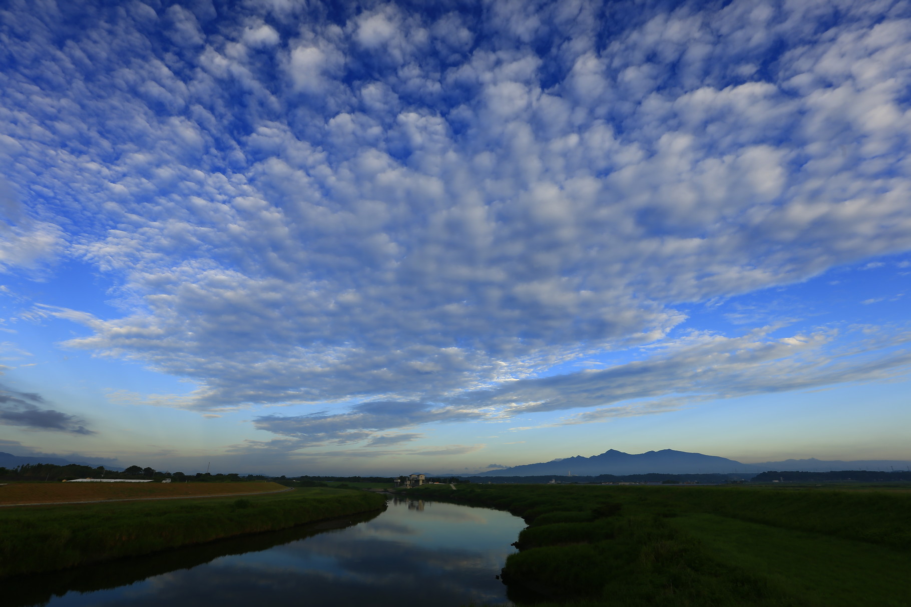高隈山とウロコ雲。水面にうつる空も美しく見えます。（池之園橋）