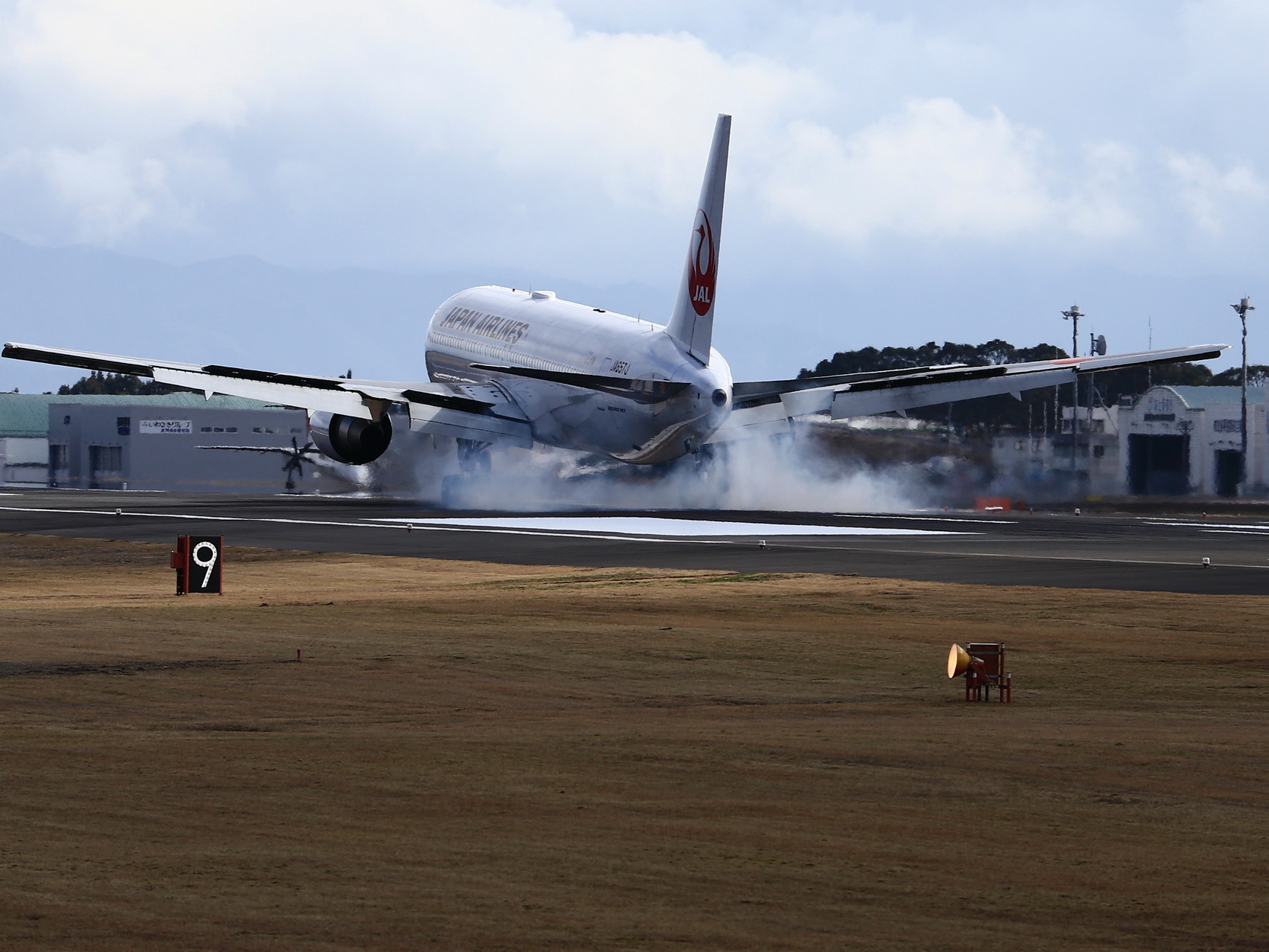 飛行機着陸の瞬間（3/6鹿児島空港）