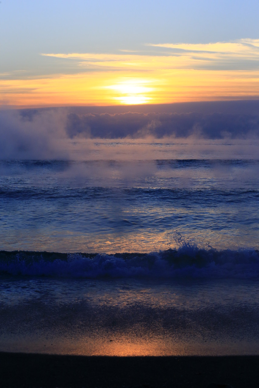 柏原海岸の日の出。幻想的に浮かぶ海面のけあらし
