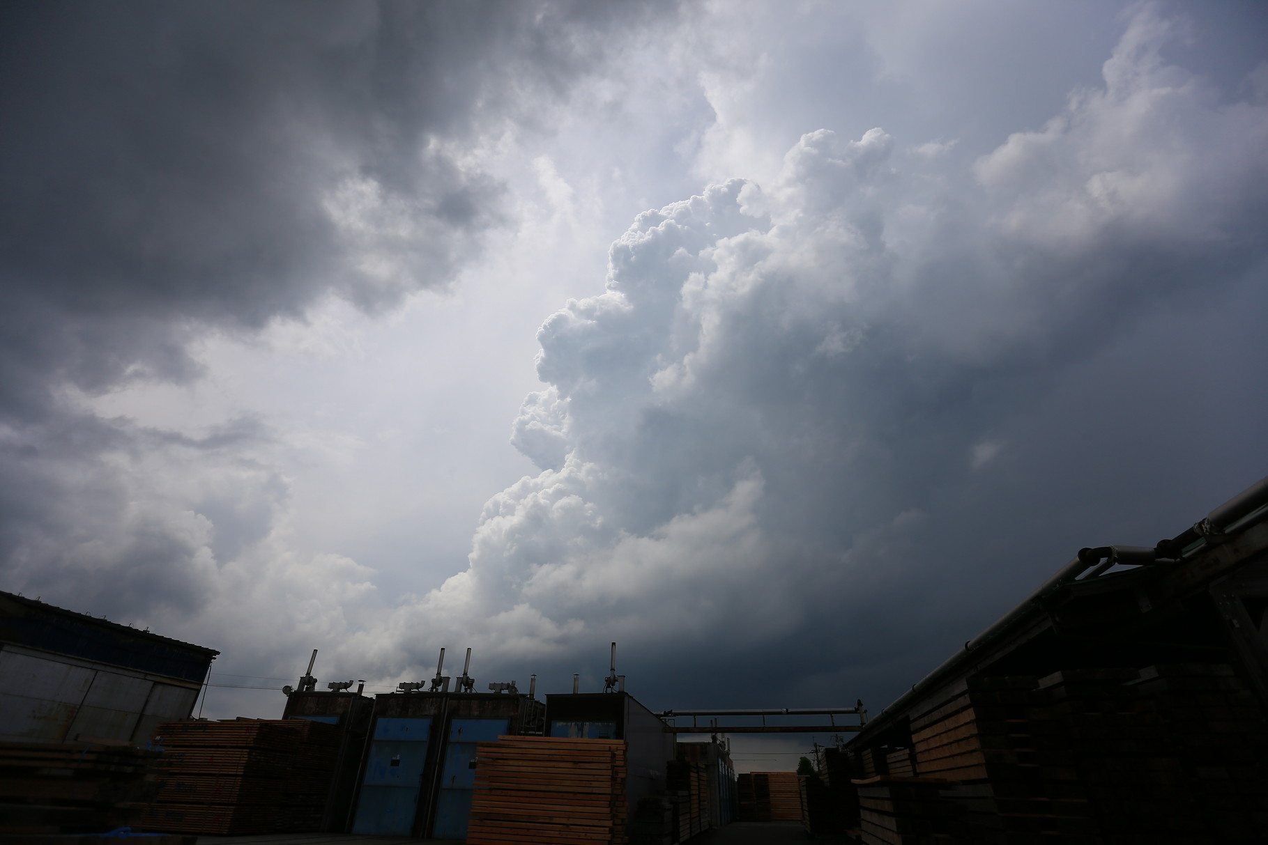 押し寄せる積乱雲