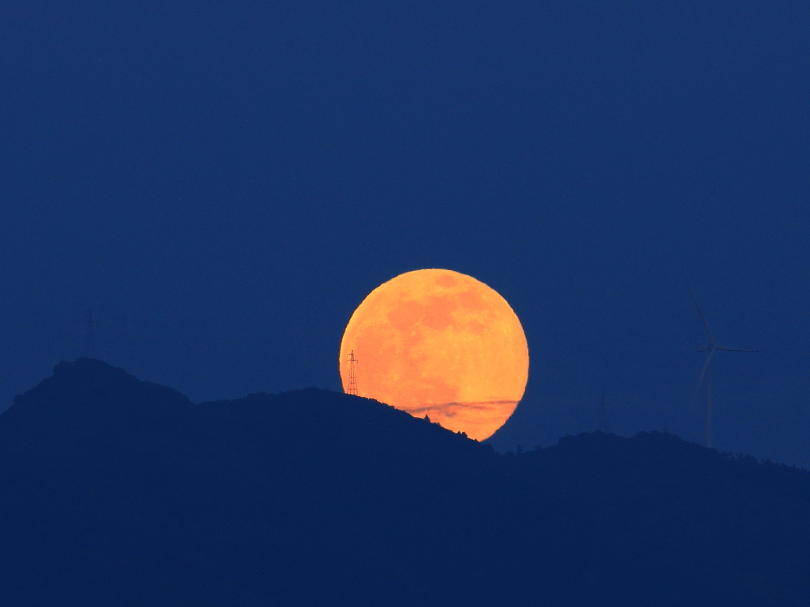山神祭の最中にstrawberry moonが静かに国見山から現れる（6/9 会社堤防から）