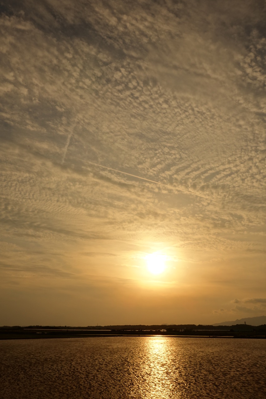 奥行き感のある　琥珀色の空