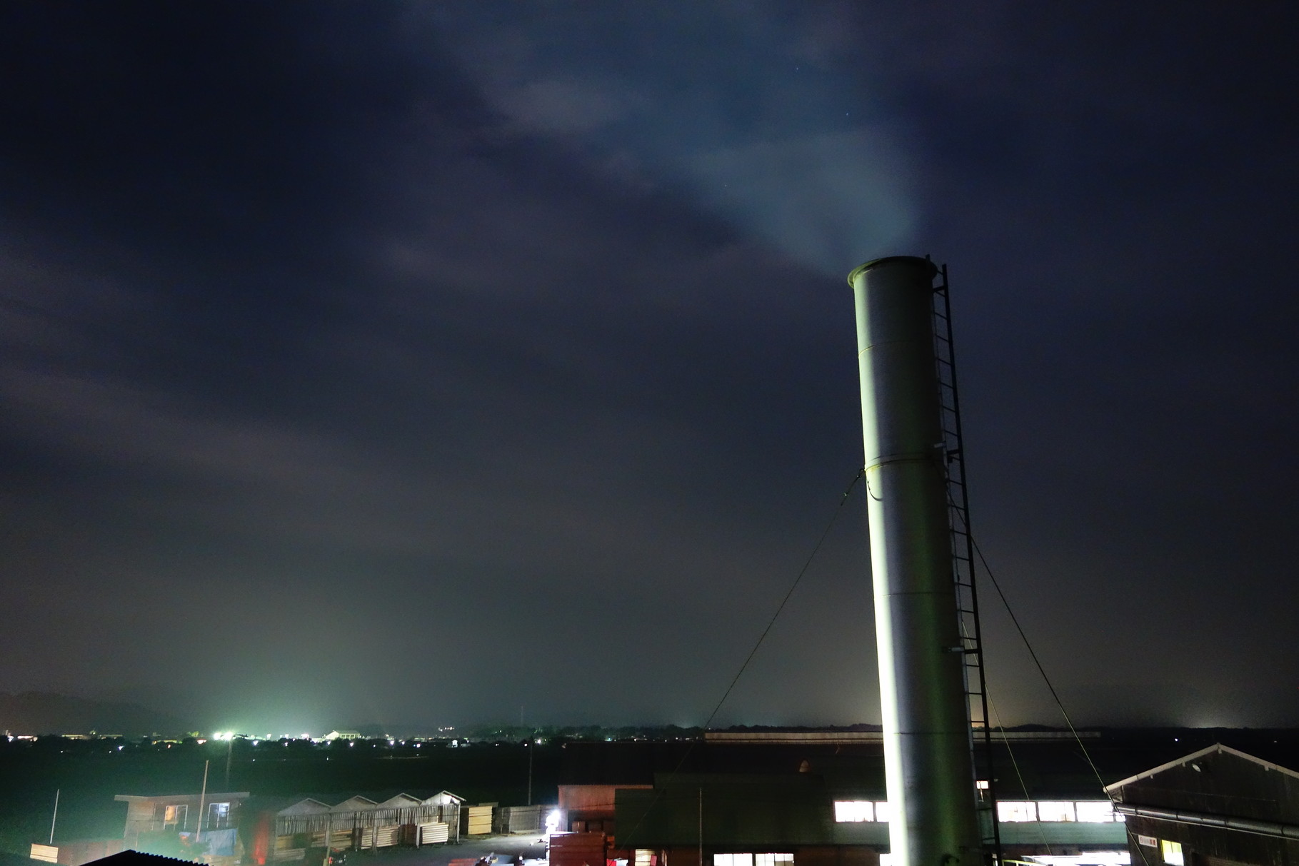 幻想的な夜空に浮かぶボイラーの煙突