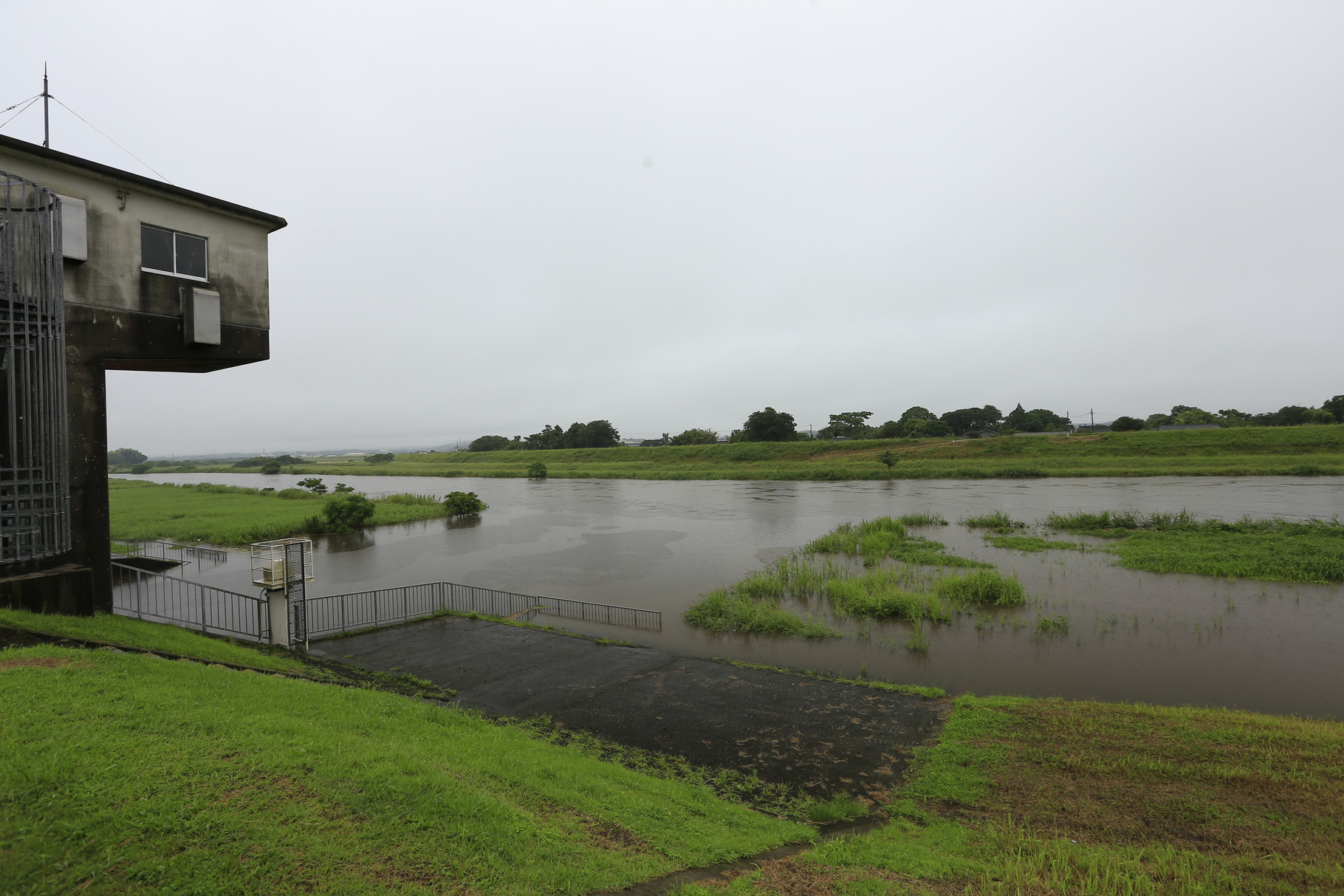 降り止まぬ大雨で増水した肝属川　普段と違う顔を覗かせる