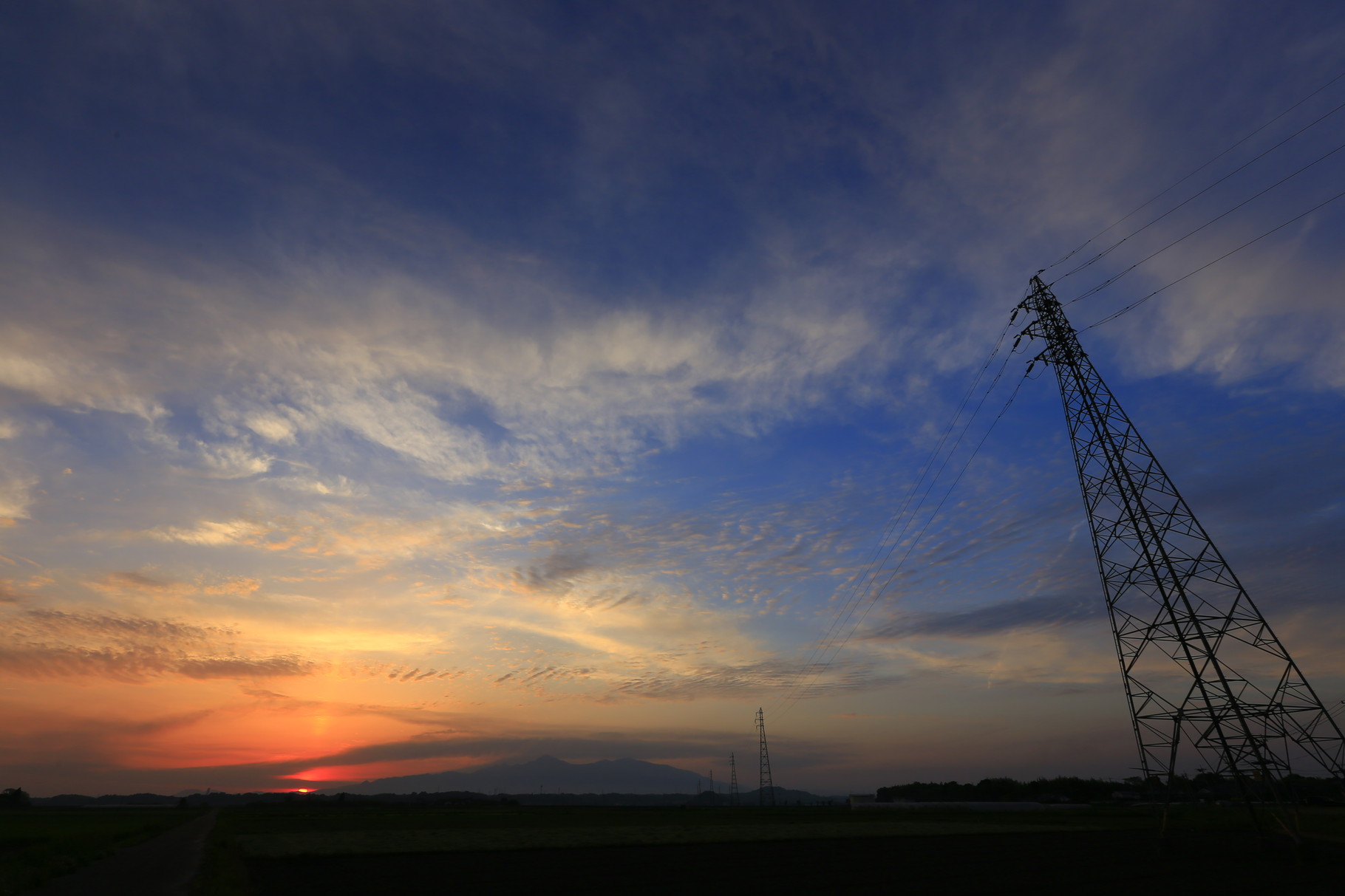 雄大な夕空。眺めれば刻々と変化する表情見せてくれる（肝属郡東串良町周辺）