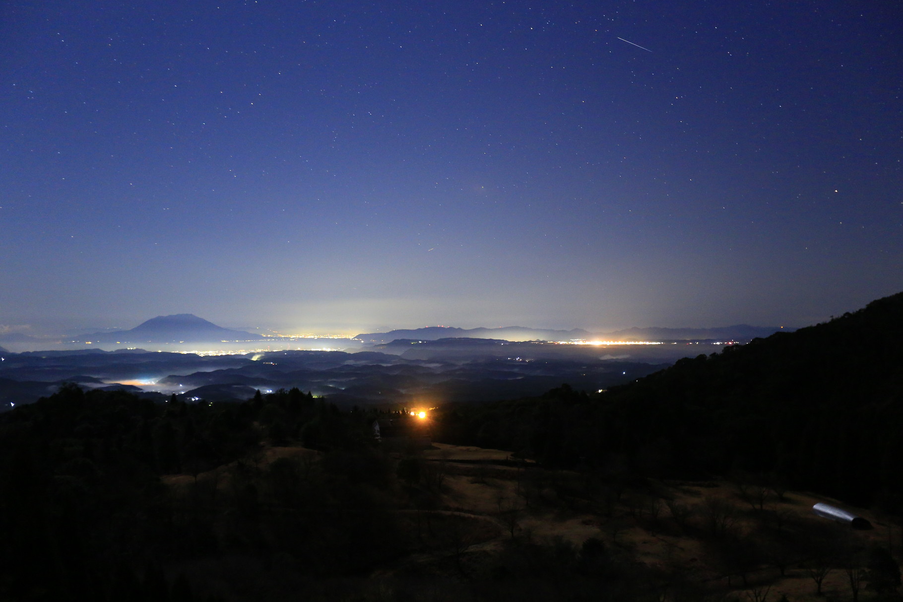 遥かに桜島を見据え、夜空には一つの流れ星